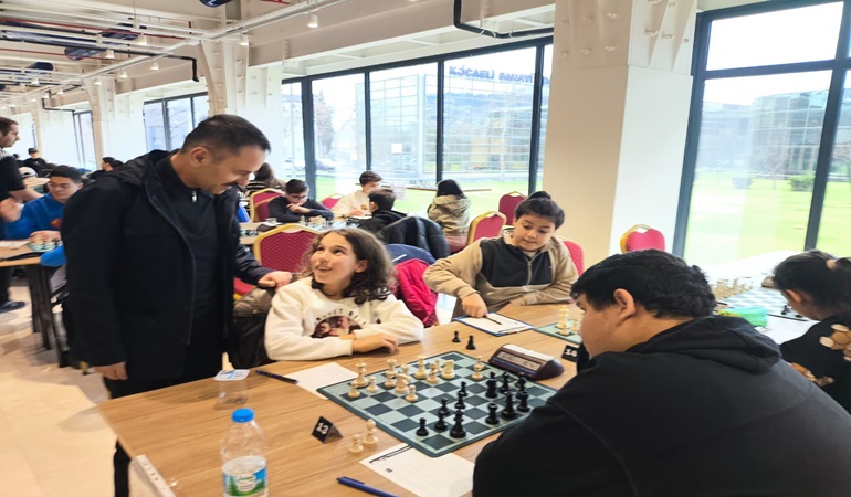 Vali Aktaş, gençlerin satranç heyecanına ortak oldu