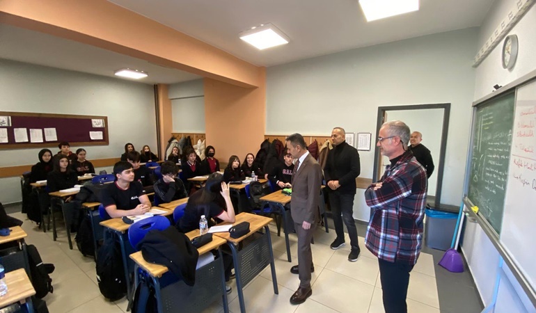 Vali Aktaş güne okul ziyareti ile başladı 