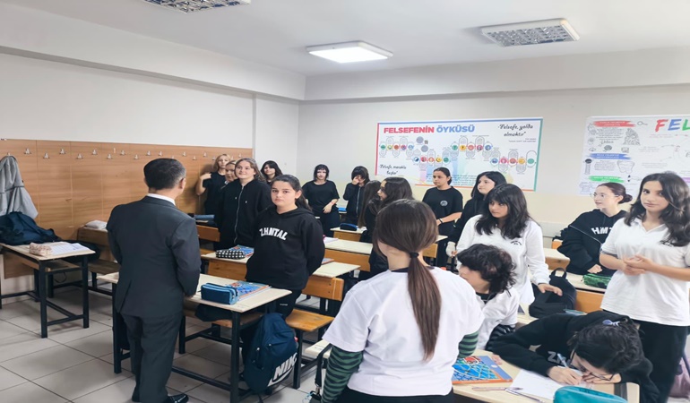 Vali Aktaş haftaya o liseyi ziyaret ederek başladı