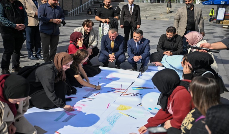 Vali Aktaş ile Başkan Büyükakın Filistinli çocuklar için çizdi