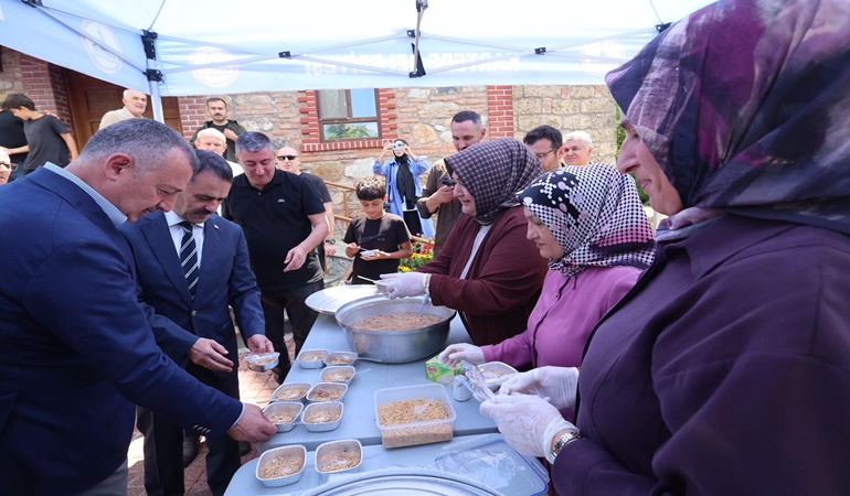Vali Aktaş ile Başkan Büyükakın, Kartepe’deki aşure etkinliğinde 