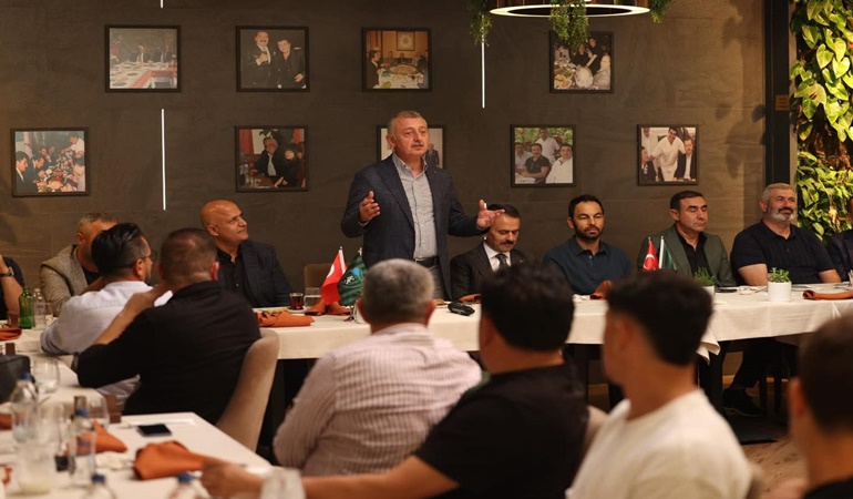 Vali Aktaş ile Başkan Büyükakın, Kocaelisporlu futbolcularla yemekte buluştu