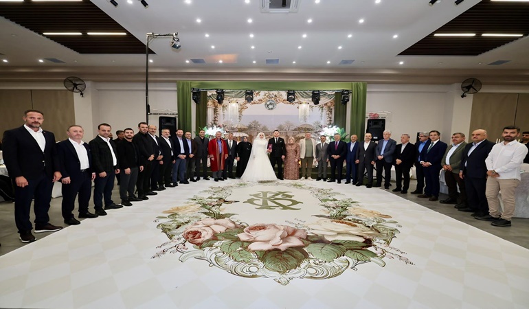 Vali Aktaş, kızını evlendiren Başkan İbrahimoğlu’nun mutluluğuna ortak oldu!