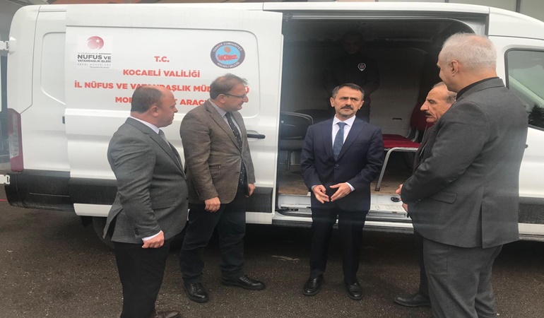 Vali Aktaş KOÜ yerleşkesindeki mobil araçlı hizmeti yerinde gördü