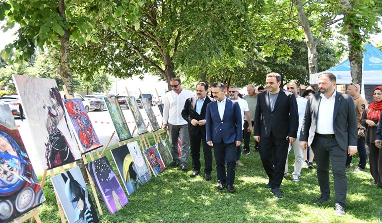 Vali Aktaş, o okuldaki resim sergisini gezdi