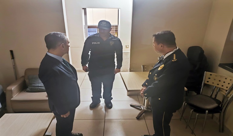 Vali Aktaş’tan Cengiz Topel Havalimanı polis noktasını ziyaret 