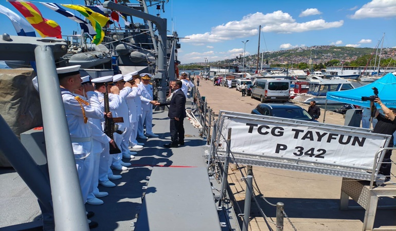 Vali Aktaş’tan TCG Tayfun Hücumbotu’na ziyaret 