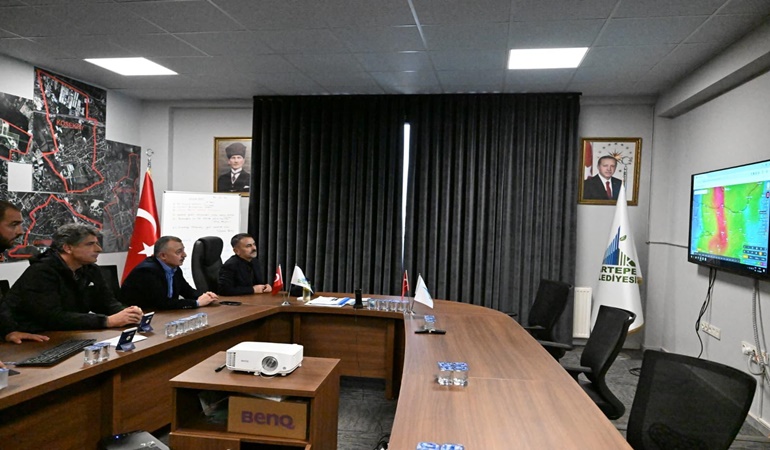 Vali Aktaş ve Başkan Büyükakın Kartepe’de brifing aldı