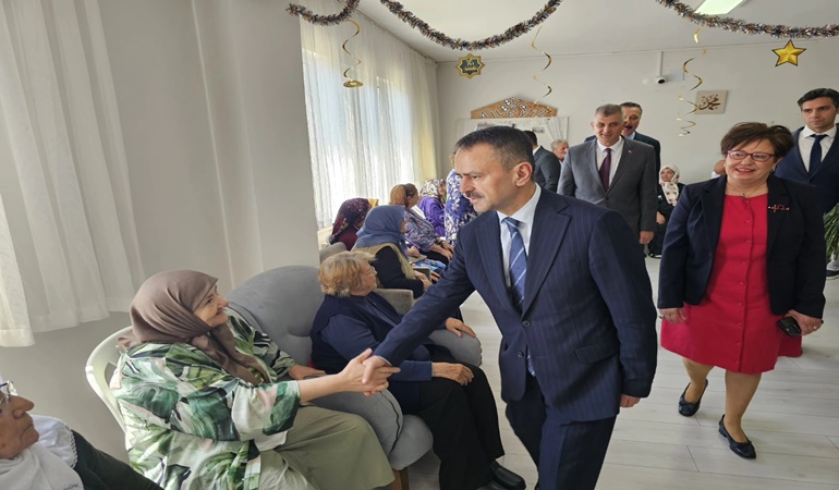 Vali Aktaş ve Başkan Sezer Gölcük Huzurevi sakinlerini unutmadı