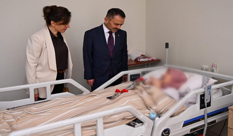 Vali Aktaş ve eşi huzurevi sakinleri ile bayramlaştı