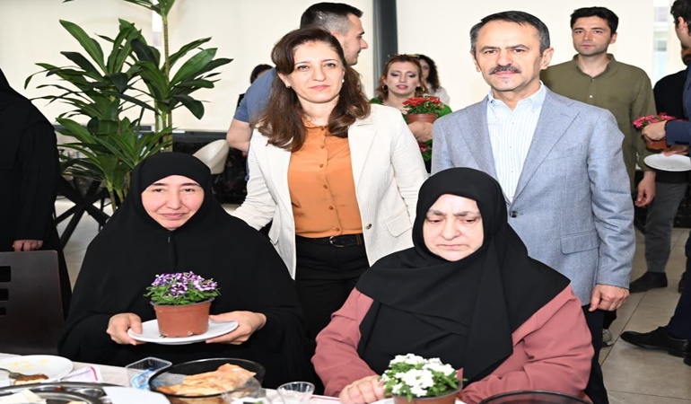 Vali Aktaş ve eşi şehit annelerini kahvaltıda ağırladı