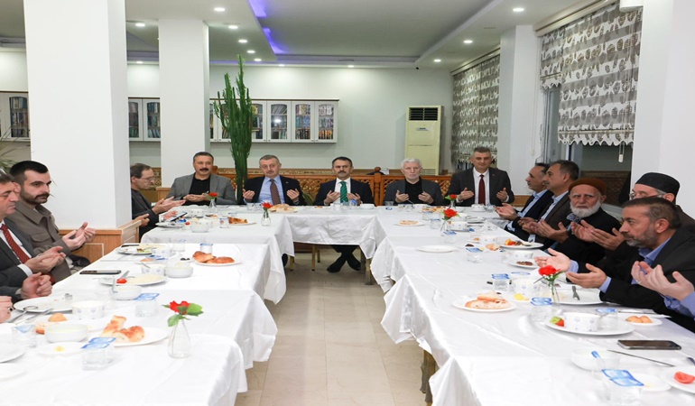 Vali İlhami Aktaş, Gölcük’te iftar programına katıldı