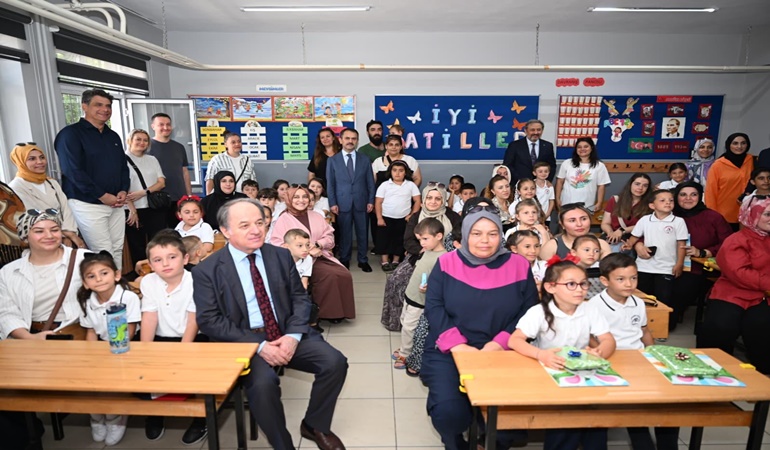 Vali İlhami Aktaş, karne heyecanına ortak oldu