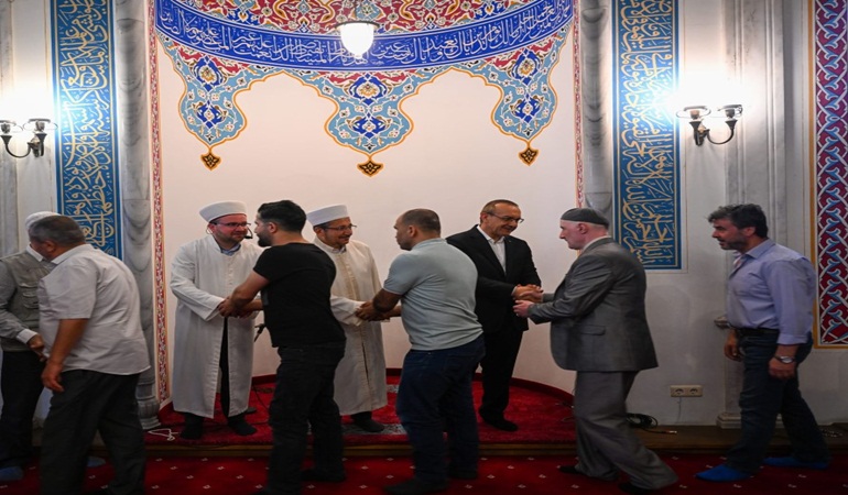 Vali Yavuz, Fevziye Camii’nde vatandaşlarla bayramlaştı
