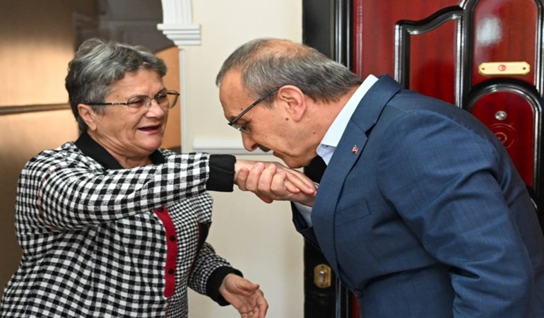 Vali Yavuz şehit annesinin elini öptü