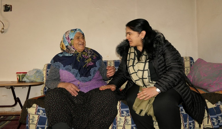 Vali Yavuz’un eşi Selda Yavuz Kandıra’da 10 aileye misafir oldu