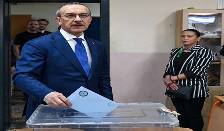 Vali Yavuz ve ailesi İzmit’te oy kullandı