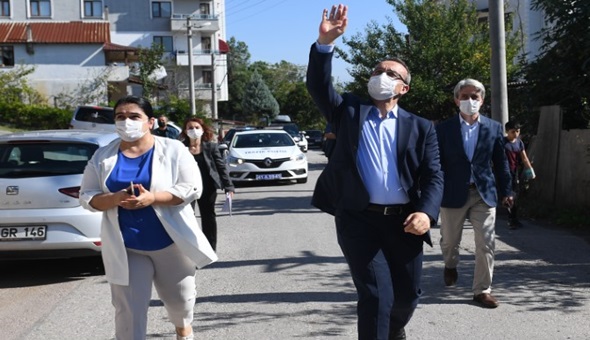 Vali Yavuz ve eşi gariban ailelere misafir oldu