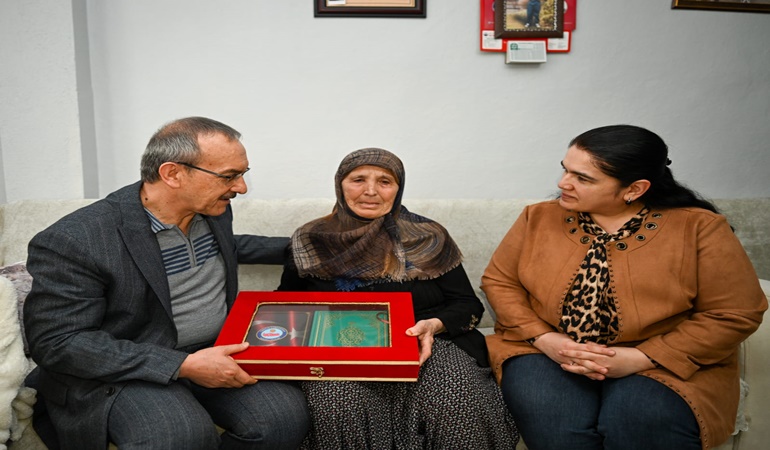 Vali Yavuz ve eşi Selda Yavuz Kandıra’da da 13 aileye misafir oldu 