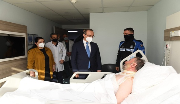 Vali Yavuz ve eşi yaralanan o fabrika işçilerini ziyaret etti