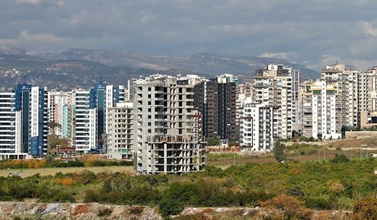 Vatandaş alamıyor, müteahhit yapamıyor