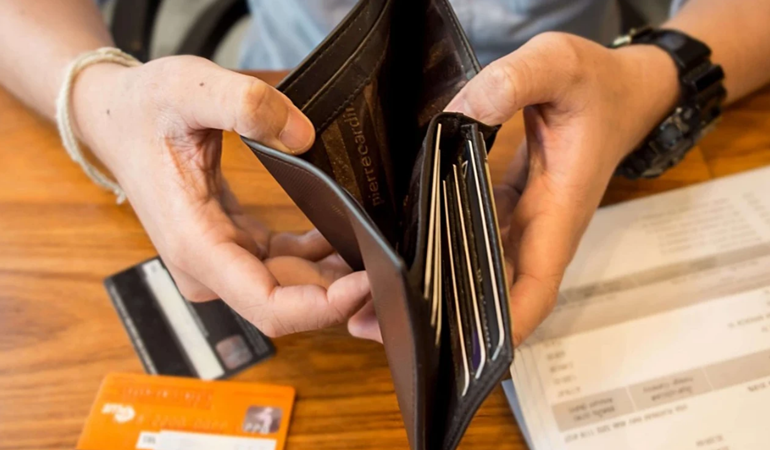 Vatandaş gittikçe batıyor