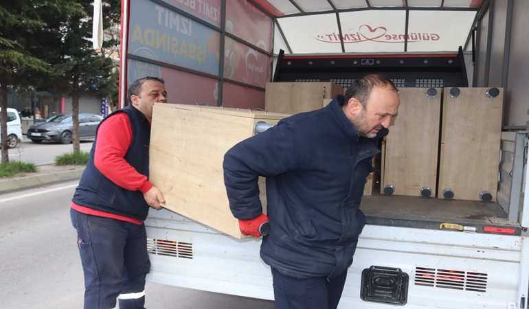 Vatandaş istiyor, İzmit Belediyesi masa, dolap üretiyor