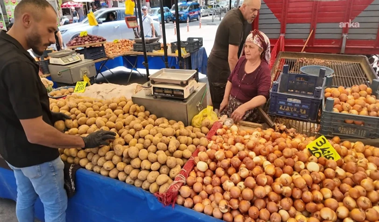 Vatandaş ucuzluk için akşamı bekliyor