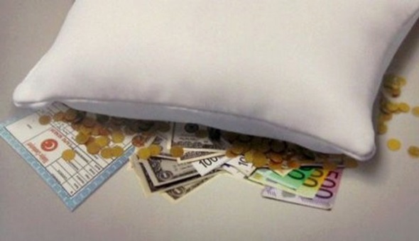 Vatandaşın yastık altındaki altınlarına göz diktiler!