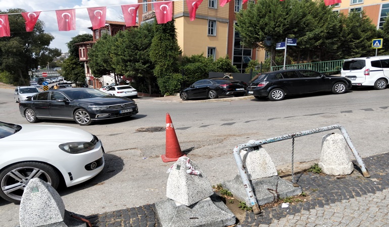 Wes Hotel yaya kaldırımlarını araç parkına çevirdi