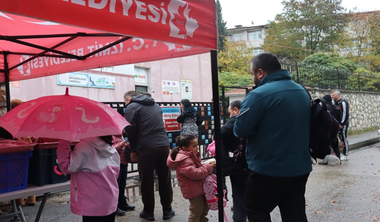 Yağmur çamur demeden beslenme saati uygulamasına devam