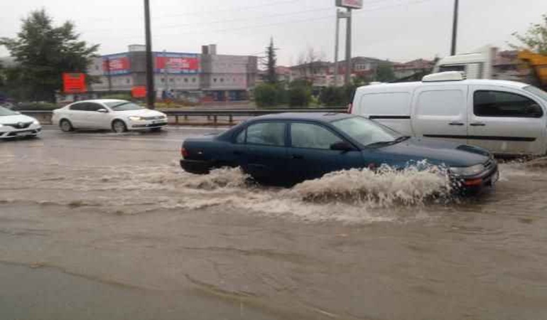 Yağmur yağdı ev ve işyerlerini su bastı