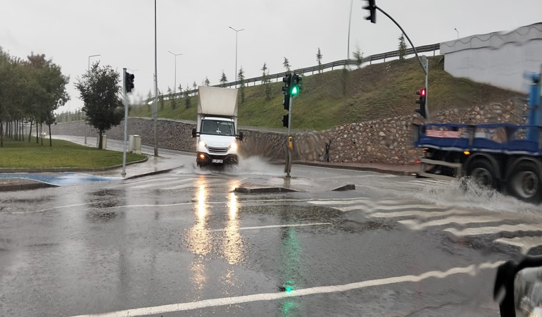 Yağmur yağdı, özensiz iş ortaya çıktı