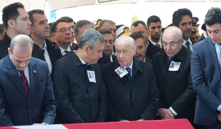 Yan yana saf tuttular