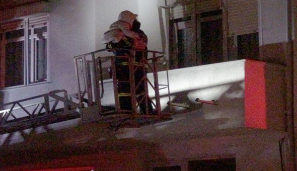 Yangında balkona koşan vatandaşları itfaiye kurtardı