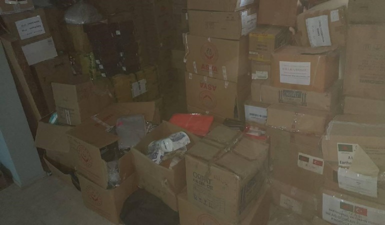 Yardım kolilerini deprem bölgesine göndermemişler