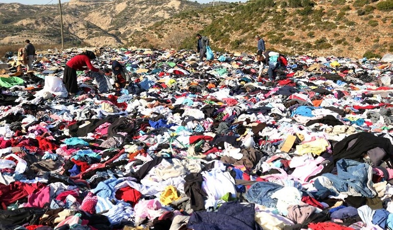 Yardımlar yol kenarına atıldı