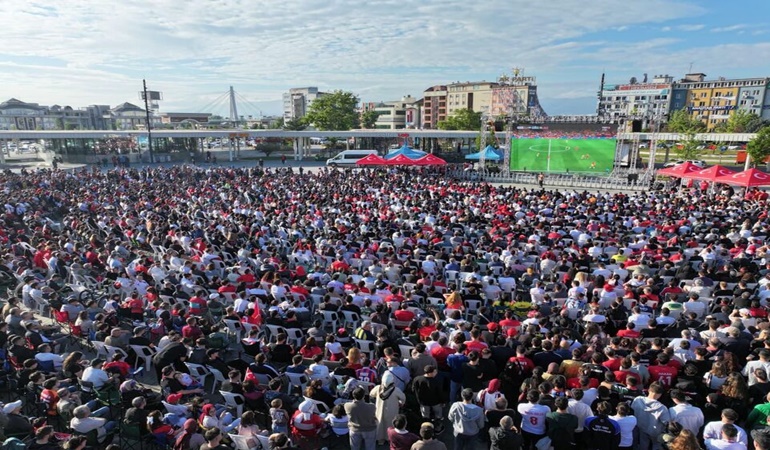 Meydanlarda maç izlemek yasak!