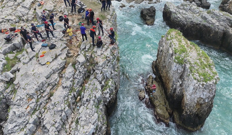 Yasak olmasına rağmen denize girdi, kayalıklarda mahsur kaldı