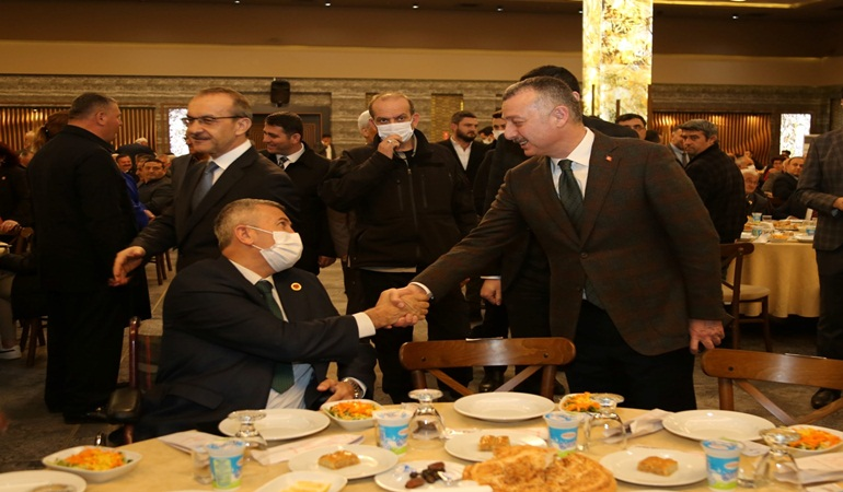 Yavuz ve Büyükakın, iftarda muhtarlarla bir araya geldi
