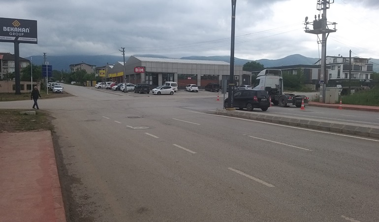 Yaya geçidi çizgisi ve uyarı tabelası yok