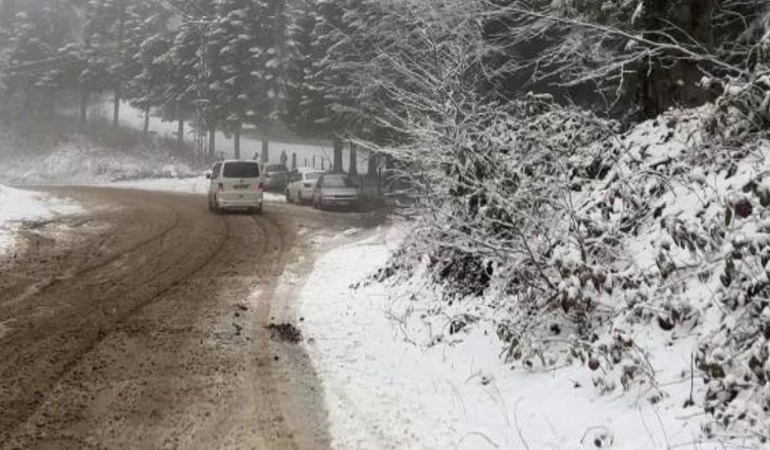 Yaz geldi derken Kartepe’ye kar yağdı