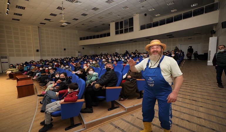 Yazın sokakta, kışın salonda