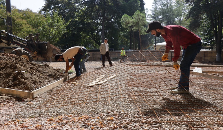 Yeni Cuma Parkı’nda zemin çalışmaları devam ediyor