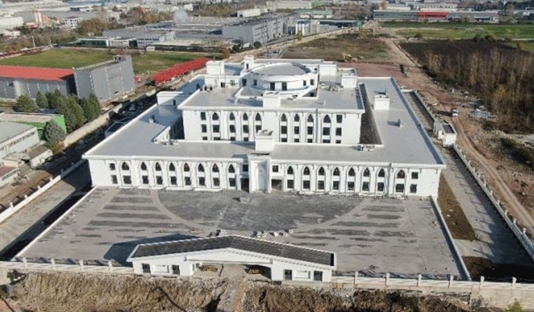 Yeni Emniyet binasına yaya üst geçidi ve durak cebi