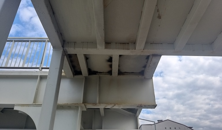 Yeni yapılan üstgeçit paslandı