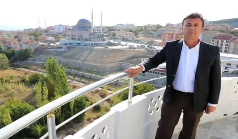 Yeniden Refah'tan ihraç edilen başkan AKP'ye mi geçecek?