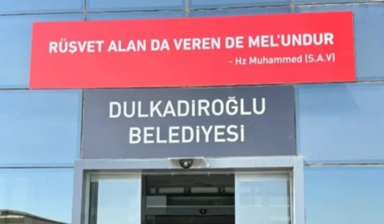 Yeniden Refahlı belediyelere rüşvet tabelası asıldı