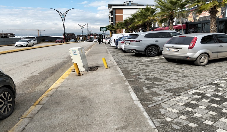 Yer Kartepe: Ortada pano var yandan geç!