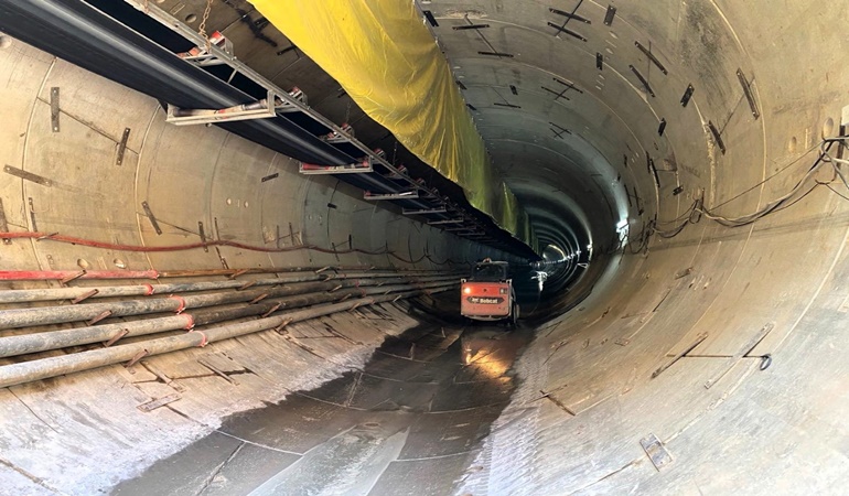 Yerin altından metro için tünel kazmaya devam